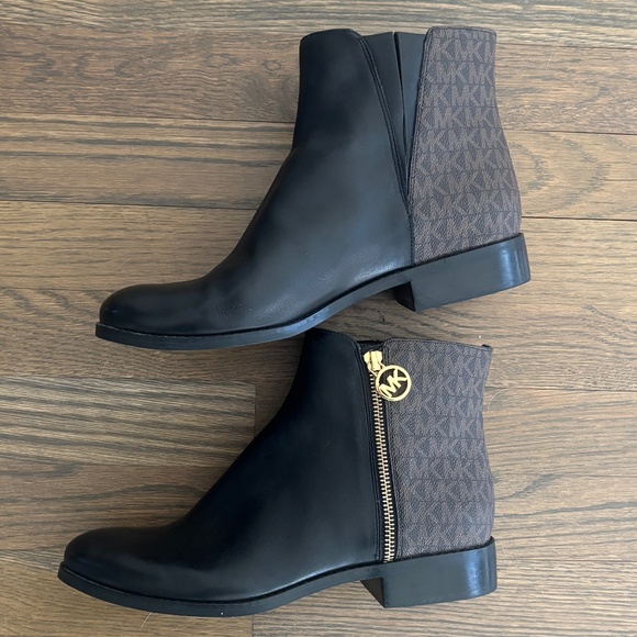 Michael Kors Size 9 NWOT Black Leather Lainey Flat Booties Ankle Boots Signature - Picture 8 of 9